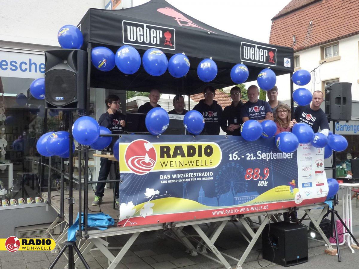 Radio Wein-Welle moderiert und &uuml;bertr&auml;gt den Winzerfestumzug